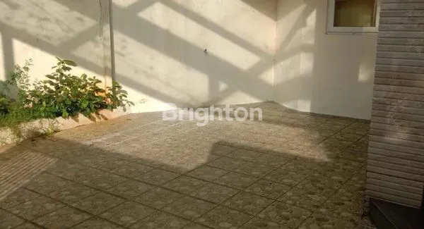 image DISEWAKAN BANGUNAN KANTOR 2 LANTAI SIAP PAKAI, BERLOKASI DI JALAN KENDALISODO (2)