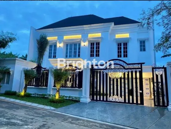 image BRAND NEW LUXURY RESIDENCE  PONDOK INDAH – JAKARTA SELATAN  DIRECT OWNER | PRESTIGIOUS & PRIVATE LIVING  HUNIAN SUPER MEWAH 2,5 LANTAI BERGAYA MODERN CLASSIC, BERDIRI DI ATAS LAHAN LUAS DENGAN PRIVASI MAKSIMAL DI KAWASAN PALING PRESTISIUS JAKARTA SELATAN. (2)