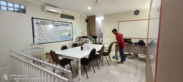 image DIJUAL / DI SEWAKAN:\NRUMAH KANTOR.\NBELAKANG ADA GUDANG.\NCOCOK UNTUK KANTOR KECIL - MENENGAH/ DIBUAT KOST. (2)