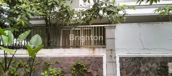 image RUMAH HOOK STRATEGIS HADAP TIMUR-UTARA, LT 275M² SHM (1)