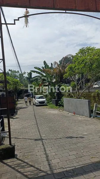 image RUMAH SIAP HUNI 2 LANTAI FULL FURNISHED WITH POOL JACUZZI AKSES JALAN LEBAR KAWASAN BEBAS BANJIR LOKASI STRATEGIS DEKAT DENGAN WISATA PANTAI, AIRPORT,RS DAN SUPERMARKET DIAREA UNGASAN (3)