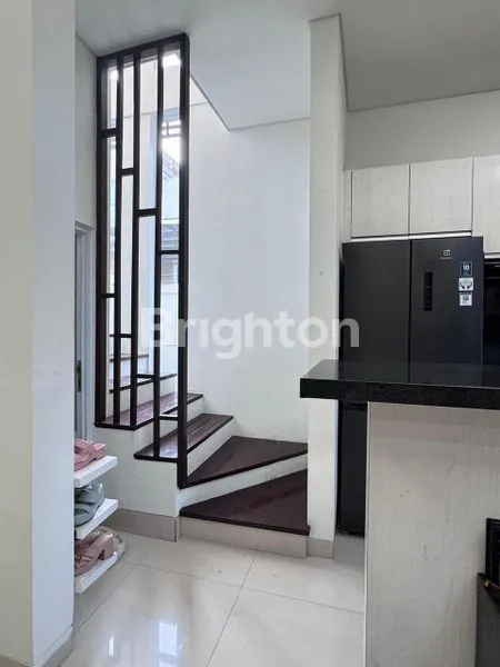 image RUMAH SIAP HUNI 2 LANTAI FULL FURNISHED WITH POOL JACUZZI AKSES JALAN LEBAR KAWASAN BEBAS BANJIR LOKASI STRATEGIS DEKAT DENGAN WISATA PANTAI, AIRPORT,RS DAN SUPERMARKET DIAREA UNGASAN (4)