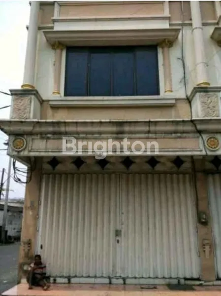 image DISEWAKAN RUKO RAYA KENJERAN, SIAP PAKAI DI KOMPLEKS PERUKOAN KENJERAN, PARKIRAN LUAS, COCOK UNTUK USAHA (2)