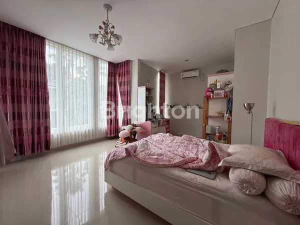 image RUMAH MEWAH DUA LANTAI (7)