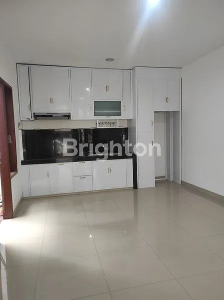 image RUMAH 2 LANTAI SEMI-FURNISHED DI MAYFAIR RESIDENCE MEDAN (5)