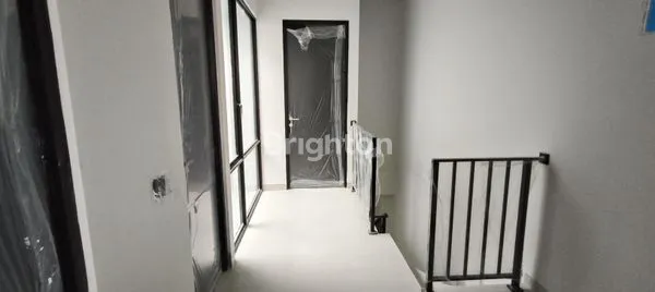 image BUTUH JUAL CEPAT\\\' RUMAH 2 LANTAI DENGAN INNER COURTYARD DILOKASI YANG SEDANG BERKEMBANG SURABAYA TIMUR (8)