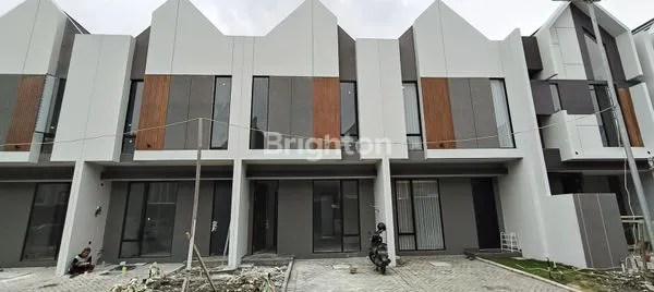 image BUTUH JUAL CEPAT\\\' RUMAH 2 LANTAI DENGAN INNER COURTYARD DILOKASI YANG SEDANG BERKEMBANG SURABAYA TIMUR (1)