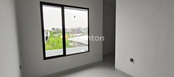 image BUTUH JUAL CEPAT\\\' RUMAH 2 LANTAI DENGAN INNER COURTYARD DILOKASI YANG SEDANG BERKEMBANG SURABAYA TIMUR (7)