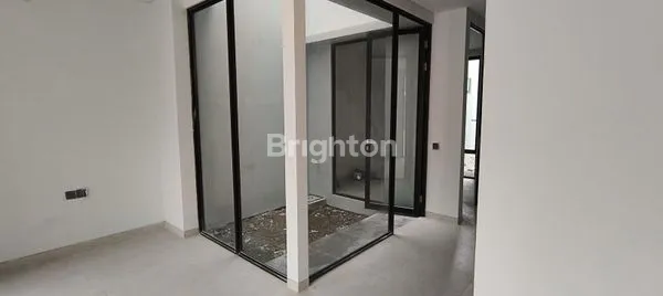 image BUTUH JUAL CEPAT\\\' RUMAH 2 LANTAI DENGAN INNER COURTYARD DILOKASI YANG SEDANG BERKEMBANG SURABAYA TIMUR (3)