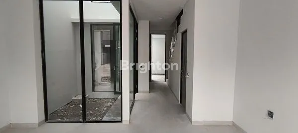 image BUTUH JUAL CEPAT\\\' RUMAH 2 LANTAI DENGAN INNER COURTYARD DILOKASI YANG SEDANG BERKEMBANG SURABAYA TIMUR (2)