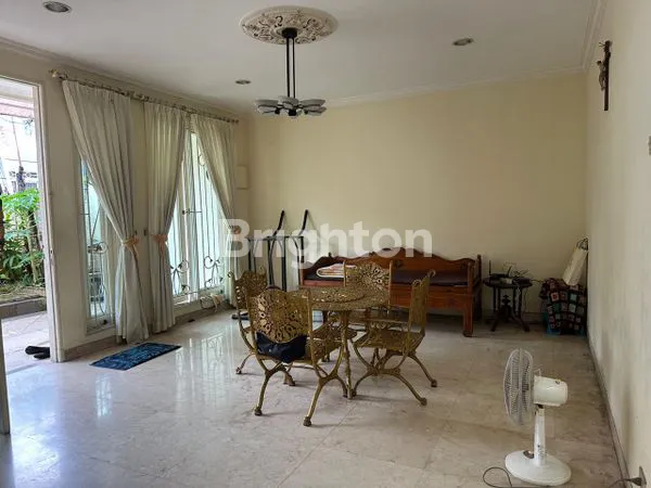 image RUMAH 2LANTAI DI LINGKUNGAN NYAMAN DAN PRESTISIUS (4)