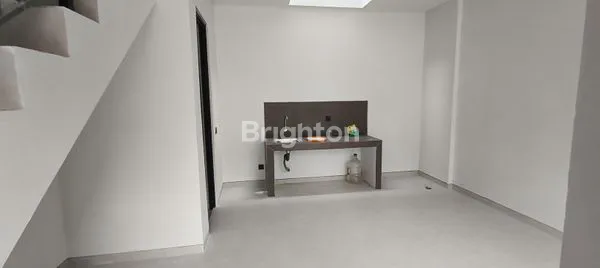 image BUTUH JUAL CEPAT\' RUMAH 2 LANTAI UNDER 1 M (3)