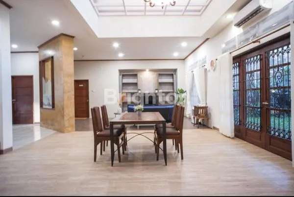 image RUMAH MEWAH 2,5 LANTAI DI MARGOREJO INDAH, LT 400M² (2)