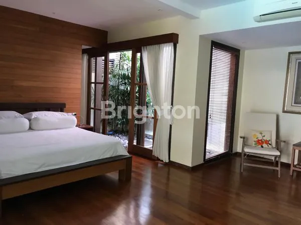 image RUMAH LUAS DI LINGKUNGAN OLD MONEY TERAS AYUNG (7)