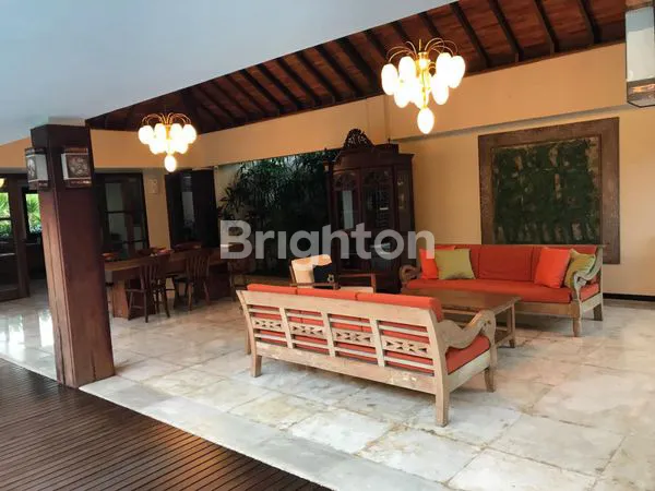 image RUMAH LUAS DI LINGKUNGAN OLD MONEY TERAS AYUNG (5)