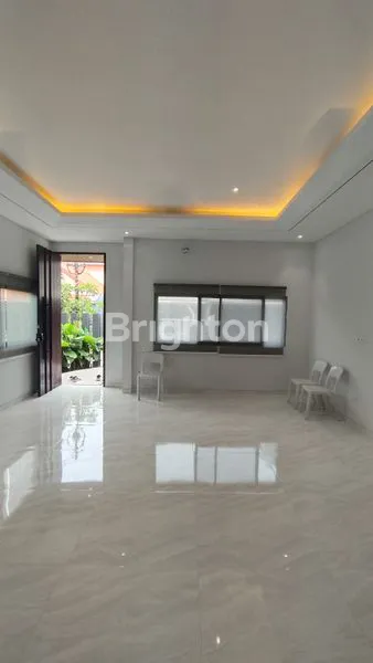 image RUMAH MEWAH HOOK MANYAR, LT 157M², 4+1 KT SIAP HUNI DEKAT PETRA (6)