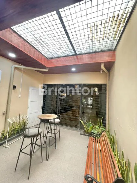 image RUMAH HOOK FULL FURNISHED DENGAN LUAS TANAH 587 M² DI DAERAH JL ISKANDAR MUDA - JL WAHID HASYIM - JL ABDULLAH LUBIS - LOKASI STRATEGIS DEKAT KE BERBAGAI HOTEL DAN PERKANTORAN BISNIS DI MEDAN (3)