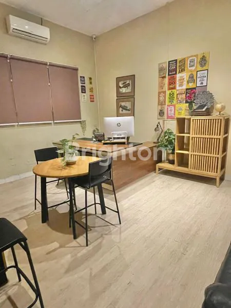 image RUMAH HOOK FULL FURNISHED DENGAN LUAS TANAH 587 M² DI DAERAH JL ISKANDAR MUDA - JL WAHID HASYIM - JL ABDULLAH LUBIS - LOKASI STRATEGIS DEKAT KE BERBAGAI HOTEL DAN PERKANTORAN BISNIS DI MEDAN (5)