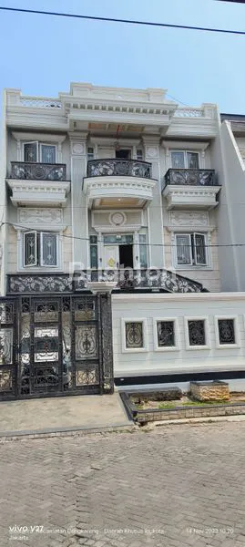 image RUMAH MEWAH BERGAYA EROPA TIGA SETENGAH LANTAI, LOKASINYA STRATEGIS, AKSES MUDAH KEMANA MANA CENGKARENG JAKARTA BARAT (1)