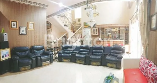 image RUMAH 2 1/4 LANTAI DI JL GAYUNGSARI TIMUR FULL FURNISH BESERTA SWIMMING POOL (3)