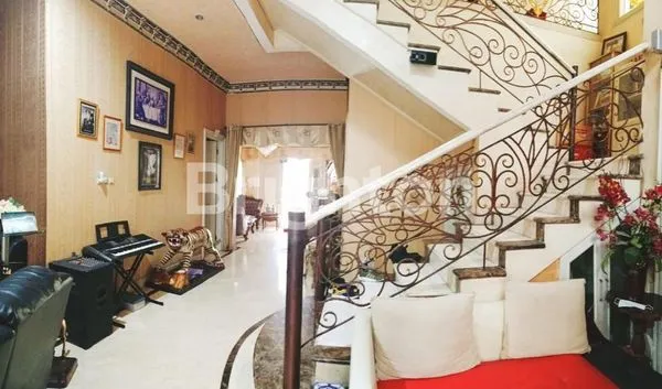 image RUMAH 2 1/4 LANTAI DI JL GAYUNGSARI TIMUR FULL FURNISH BESERTA SWIMMING POOL (6)