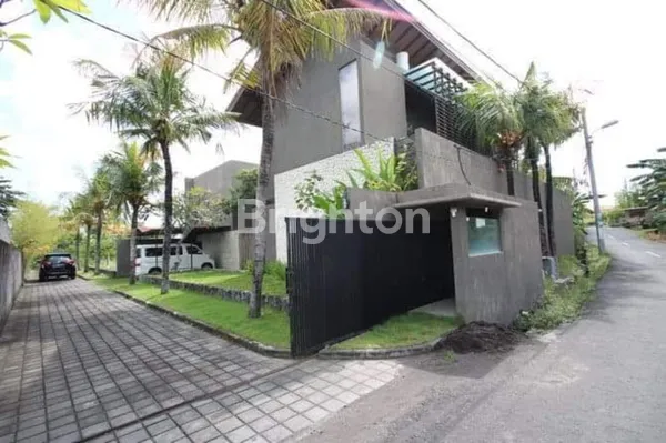 image MEWAH DAN STRATEGIS VILLA CANGGU BALI SIAP HUNI (2)