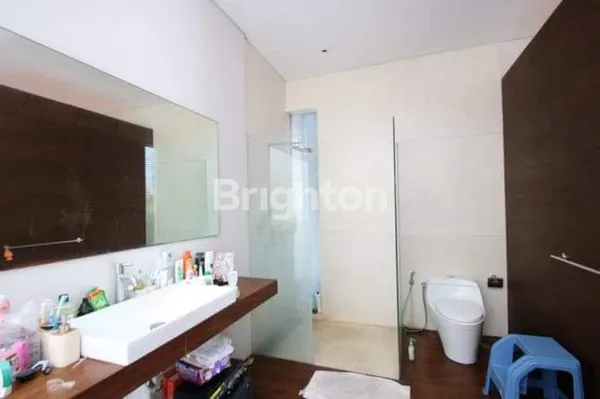 image MEWAH DAN STRATEGIS VILLA CANGGU BALI SIAP HUNI (6)