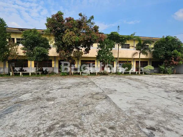 BEKAS GEDUNG SEKOLAH DIATAS LAHAN SELUAS 7000 METER LEBIH, TERDIRI DARI 21 RUNGAN KELAS, DITAMBAH RUMAH PERMAMEN, SANGAT COCOK UNTUK DILANJUTKAN MENJADI SEKOLAH ATAU KAMPUS, MAUPUN UNTUK JADI KLINIK