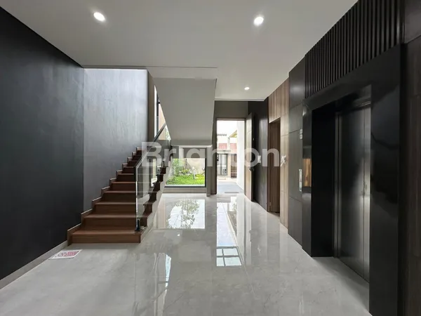 image RUMAH BARU MINIMALIS 3 LANTAI SEMI FURNISH DI CITRALAND DEKAT GWALK, GRAHA DAN PAKUWON INDAH (2)