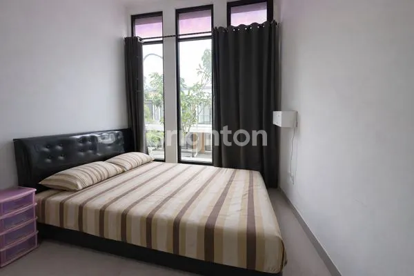 image RUMAH FULL FURNISHED 2 LANTAI CLUSTER CALIFORNIA PIK 2 - SIAP HUNI (2)
