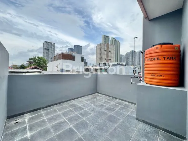 image RUMAH BARU 3 LANTAI ROW 2 MOBIL HIGH CEILING DI TANJUNG DUREN JAKARTA BARAT (8)