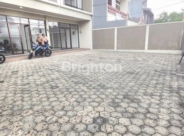 image RUKO KOMERSIAL 3 LANTAI – LUXIE. (7)