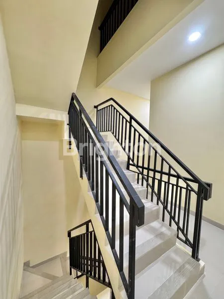 image RUMAH BARU 3 LANTAI ROW 2 MOBIL HIGH CEILING DI TANJUNG DUREN JAKARTA BARAT (5)