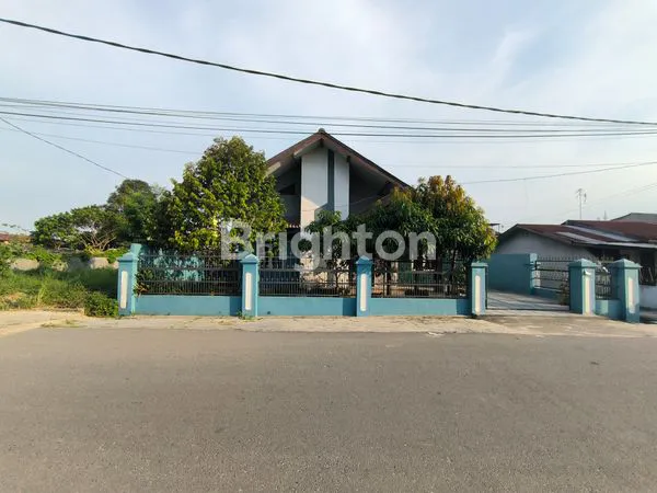 image RUMAH UNIK BEBAS BANJIR . LT 397 M2 LB 190 M2 DI MEDAN ESTATE (1)