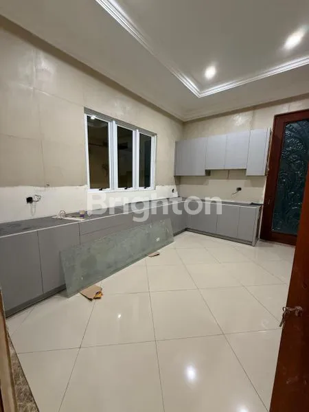 image RUMAH MEWAH DI GRAHA FAMILI, DEKAT PAKUWON MALL (3)