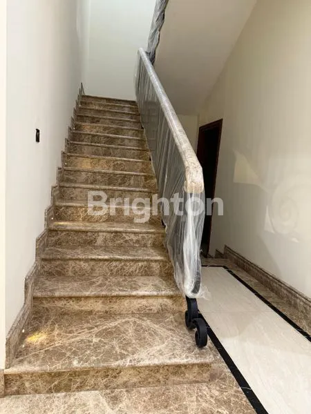 image RUMAH MEWAH DI GRAHA FAMILI, DEKAT PAKUWON MALL (4)