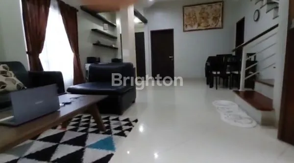 image RUMAH FURNISHED LUXURY 2 LANTAI RENON HADAP BARAT (5)