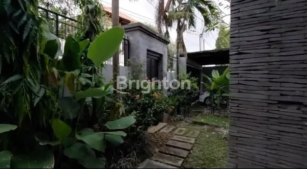 image RUMAH FURNISHED LUXURY 2 LANTAI RENON HADAP BARAT (1)
