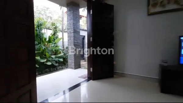 image RUMAH FURNISHED LUXURY 2 LANTAI RENON HADAP BARAT (2)