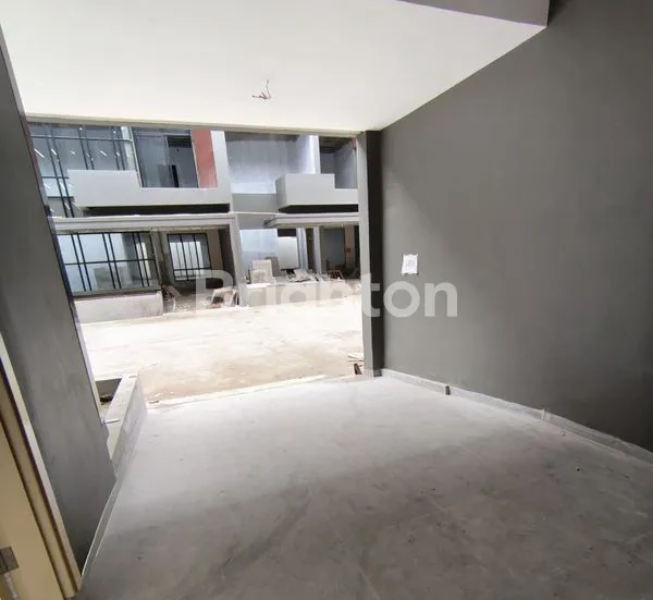 image RUMAH LEBAR 8 METER DI KOMPLEK POLONIA GARDEN KONDISI BARU SIAP HUNI JALAN PADANG GOLF (1)