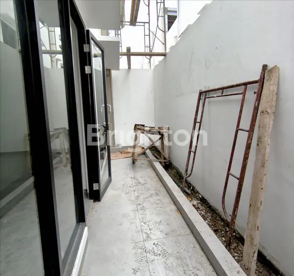 image RUMAH LEBAR 8 METER DI KOMPLEK POLONIA GARDEN KONDISI BARU SIAP HUNI JALAN PADANG GOLF (7)