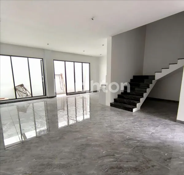 image RUMAH LEBAR 8 METER DI KOMPLEK POLONIA GARDEN KONDISI BARU SIAP HUNI JALAN PADANG GOLF (5)