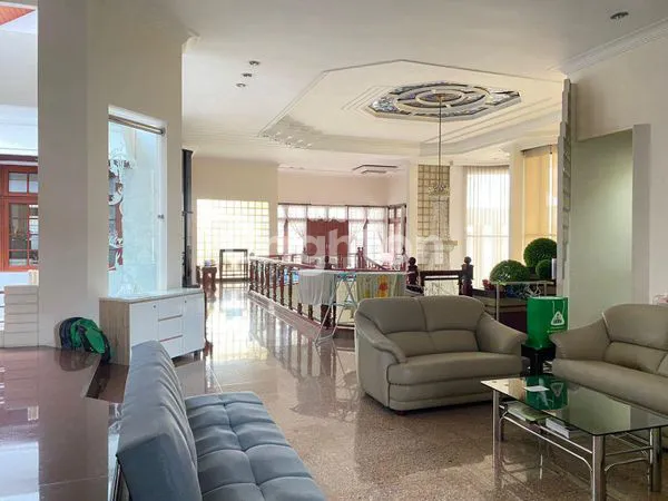 image RUMAH MEWAH SIAP HUNI TENGAH KOTA (4)