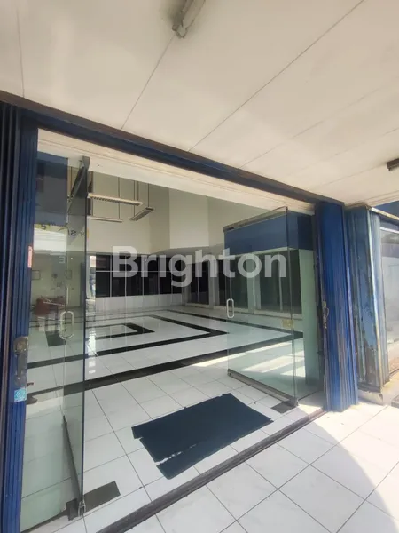 image GUDANG PERKANTORAN EX SHOWROOM MOBIL LOKASI DIPINGGIR JALAN UTAMA (3)