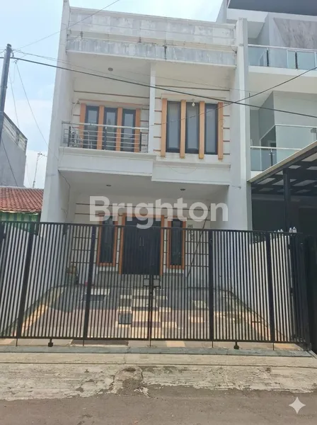 image RUMAH 3 LANTAI SIAP HUNI LOKASI STRATEGIS AMAN DAN NYAMAN DI KELAPA GADING JKT-UTR (1)