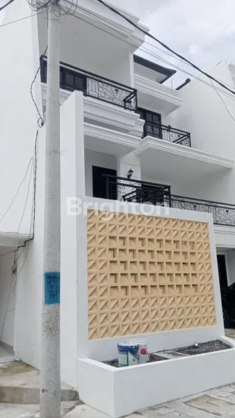 image SEWA RUMAH 2 LANTAI BARU CLUSTER DI PEMOGAN (7)