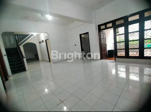 image RUMAH STRATEGIS DI PUSAT KOTA, LT 144M², 4 KT (2)