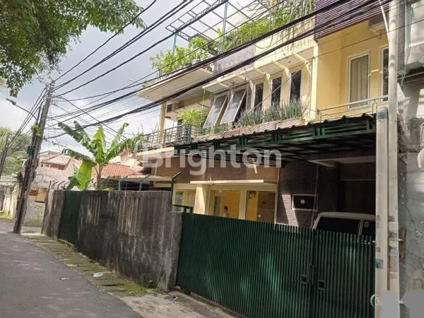 image RUMAH HOOK 2 LT KEBON BARU TEBET JAKARTA SELATAN FULL FURNISH BEBAS BANJIR (1)