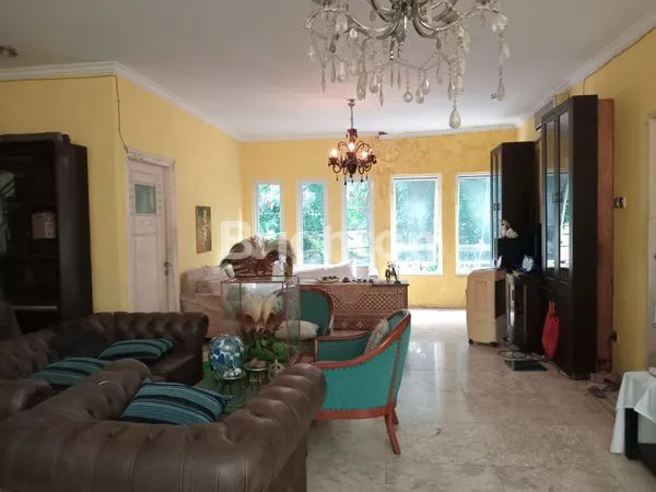 image RUMAH HOOK 2 LT KEBON BARU TEBET JAKARTA SELATAN FULL FURNISH BEBAS BANJIR (4)