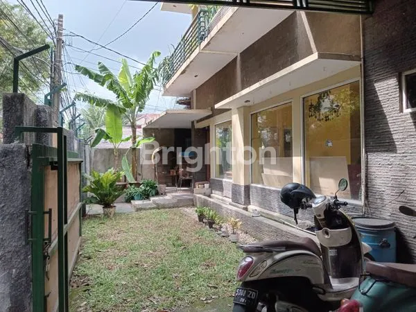 image RUMAH HOOK 2 LT KEBON BARU TEBET JAKARTA SELATAN FULL FURNISH BEBAS BANJIR (2)